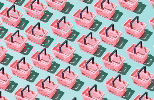 viele kleine Einkaufskörbe in rosa auf hellblauem Untergrund
