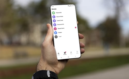 männliche Hand die Smartphone hält