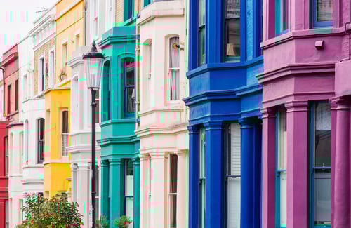 Eine Häuserreihe typischer Townhouses im Stil der Wohngebäude in Notting Hill, London, England