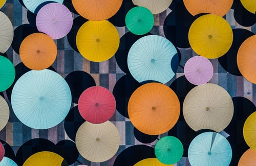 bunte Sonnenschirme von oben als Teil eines Kunstwerks
