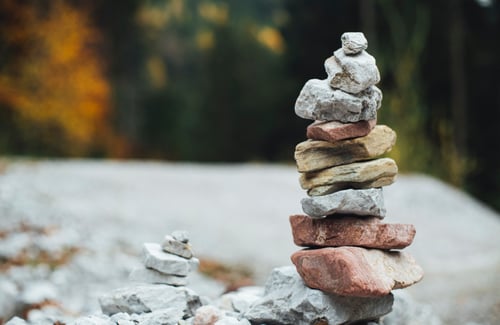 Turm aus Steinen in der Natur als Symbol für Wachstum