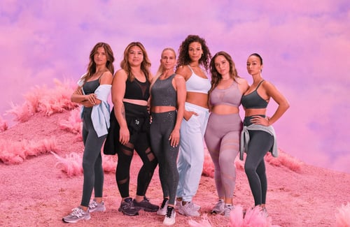 6 Models vor lila-rosa Hintergrund präsentieren Sportswear
